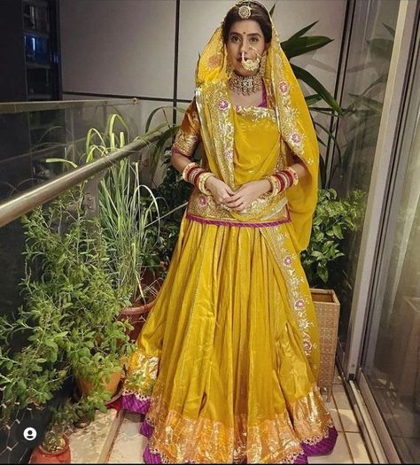 Dress For Mehendi Function, Rajasthani Bride, Chaniya Choli Designs, Rajasthani Dress, Rajputi Dress, Simple Lehenga, Button Up Maxi Dress, Indian Fashion Trends, Indian Wedding Outfit