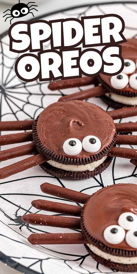 Oreo cookies pair up with Pocky sticks, candy eyeballs and chocolate melts to make these fantastically freaky Halloween spider Oreos. These are going to appeal to everyone, especially your little trick-or-treaters! You can make these in just 15 minutes. Give them another 15 minutes to set and they're ready to serve up. You can make Oreo spiders for a Halloween party or as a treat for the kids. They make a great Halloween table centerpiece and you don't have to be artsy (or a baker) to make them. Spider Oreos Halloween, Spider Oreos, Oreo Spider Cookies, Halloween Food For Adults, Oreo Spiders, Spider Food, Spooky Cookies, Halloween Finger Foods, Pocky Sticks