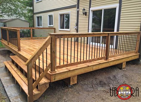 Types of deck spindles Wood Deck Metal Railing, Types Of Deck Railings, Black Railing Deck, Black Porch Railing Ideas, Deck Railing Height, Lakeside Landscaping, Backyard Lounge, Mobile Home Deck, Deck Rails