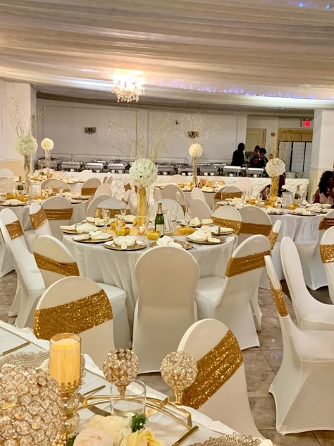 Gold Party Centerpieces, White And Gold Decorations Party Ideas, White And Gold Table Decor, 50th Anniversary Table Decorations, Green Quinceanera Theme, 15th Birthday Decorations, Wedding Table Deco, African Inspired Wedding, Gold Theme Party