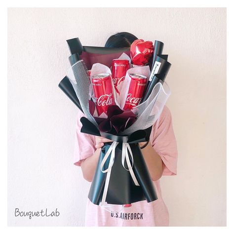 BouquetLab on Instagram: “Coca Cola bouquet  #choosethedesignanddmus #bouquetlab #cokebouquet #handbouquetmalaysia #bouquet #bouquetmurah #bouquetcoklat…” Coke Bouquets, Redbull Bouquet, Coca Cola Gift Ideas, Drink Bouquet, Beer Bouquet, Coca Cola Gifts, Snack Bouquet, Food Bouquet, Edible Bouquets