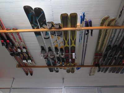 Space saving ski storage in the garage Ski Rack Diy, Ski Rack Garage, Ski Mud Room, Snowboard Storage, Bike Storage Garage, Gear Room, Ski Rack, Garage Tool Organization, Shed Organization