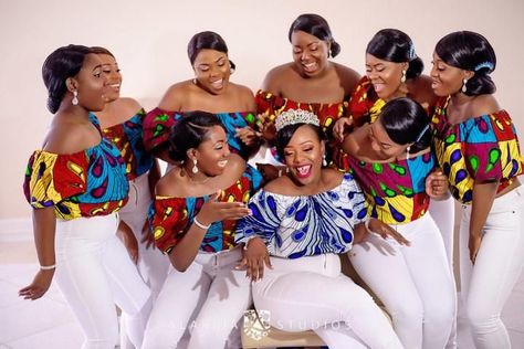 Not wanting her bridesmaids to miss out on the aso ebi experience, this creative Nigerian bride chose matching ankara-like tops and white jeans for her bridal party to wear as they got ready for her Western wedding. Once hair and makeup was done, her ‘maids changed into traditional bridesmaids dresses for the ceremony. Nigerian Bridesmaid Dresses, Bridal Shower Pictures, Shower Dress For Bride, Bridal Train, African Lifestyle, African Bridesmaids, Asoebi Style, Bridesmaid Photoshoot, Bridal Party Hair