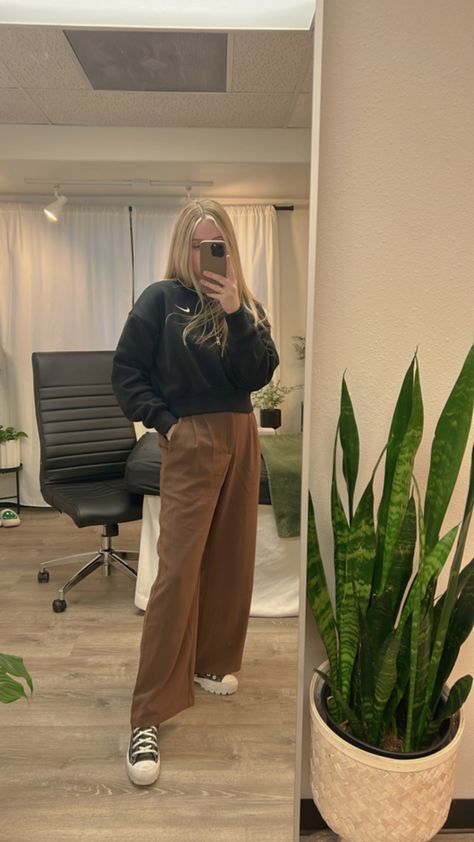 Wide Leg Brown Pants Outfit Winter, Outfits With Brown Wide Leg Pants, Black Wide Leg Pants Outfit Converse, Brown Wide Leg Outfit, Brown Wide Leg Pants Outfit Casual, Flowy Brown Pants Outfit, Brown Trousers Outfit Winter, Wide Brown Pants Outfit, Brown Pants Outfit Casual