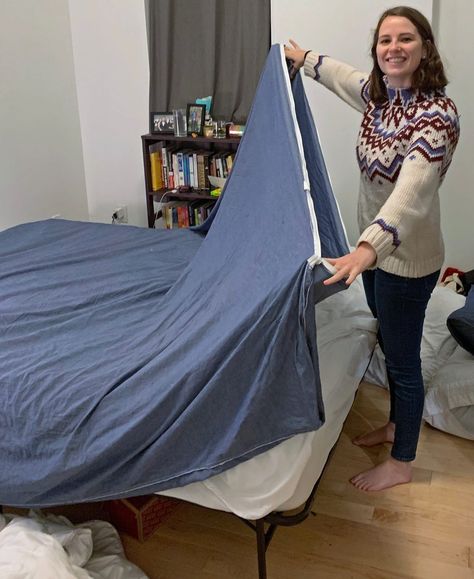 How to Put on a Duvet Cover in Less Than 5 Minutes Duvet Hack, Duvet Cover Tutorial, Duvet Cover Diy, Adult Bibs, Down Comforter, Duvet Cover Pattern, Easy Video, Duvet Bedding, Business Insider