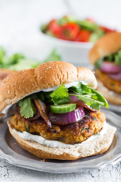 Tandoori Burger, Chicken Tandoori, Greek Yogurt Sauce, Easy Burgers, Bbq Parties, Tandoori Masala, Grilled Onions, Burgers Sandwiches, Yogurt Sauce