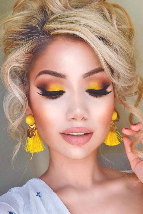 Awesome Homecoming Makeup Ideas ★ See more: http://glaminati.com/awesome-homecoming-makeup-ideas/ Yellow Makeup, Yellow Eyeshadow, Beautiful Eye Makeup, Colorful Eye Makeup, Makeup Eye Looks, Creative Eye Makeup, Gorgeous Makeup, Homecoming Makeup, Love Makeup