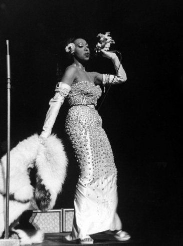 Josephine Baker: the perfect embodiment of the 1920s “Jazz Age.” (See a slide Show from LIFE) Silhouette Mode, Alfred Eisenstaedt, Josephine Baker, Vintage Black Glamour, Black Hollywood, Jazz Age, Roaring Twenties, African American History, Hollywood Glamour