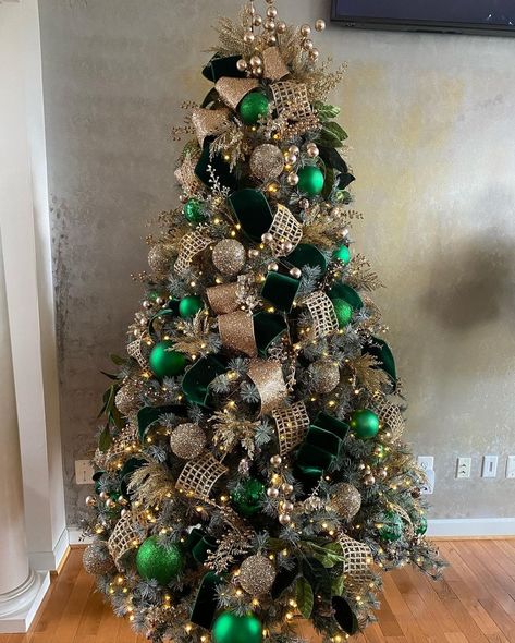 Christmas Tree Decor Green And Gold, Green N Gold Christmas Tree, Emerald Green Christmas Ornaments, Christmas Tree Ideas Emerald Green, Green Bulbs On Christmas Tree, Christmas Decor Gold And Green, Flocked Tree With Green Decor, Color Scheme For Christmas Tree, Christmas Green Tree Ideas