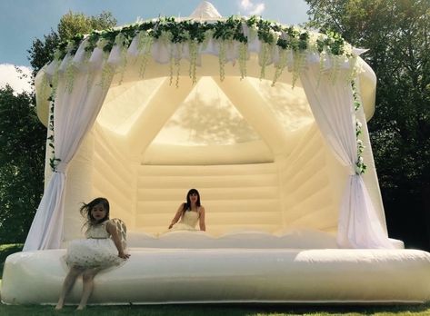 Set up a bouncy castle so guests can have fun even when they're not on the dance floor. Bouncy Castle, Future Wedding Plans, Wedding Goals, Wedding Humor, Wedding Planners, Backyard Wedding, Wedding Themes, Fun Wedding, Future Wedding