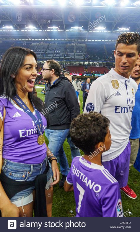 Download this stock image: UEFA Champions League, Final, Cardiff, June 03 2017  Cristiano RONALDO, Real Madrid 7 with girlfriend Georgina and son Cristiano Jr. celebrates the tr - JAG1FD from Alamy's library of millions of high resolution stock photos, illustrations and vectors. Ronaldo Wife, Ronaldo Girlfriend, Cris Jr, Ronaldo Jr, Stile Kendall Jenner, Footballers Wives, Cristiano Jr, Cristiano Ronaldo Real Madrid, Cr7 Jr