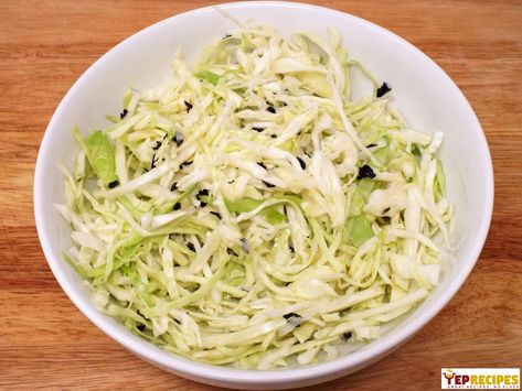 Arabic Food Recipes, Cabbage Salad Recipe, Raw Cabbage, Cabbage Salad Recipes, Olive Oil Garlic, Beautiful Salad, Vegetarian Cabbage, Cabbage Slaw, Coleslaw Recipe