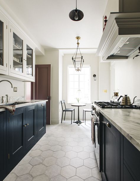 Spitalfields cupboards with Folgate doors painted in Farrow & Ball's 'Railing' and glazed wall cupboards painted in Farrow & Ball's 'School House White' topped with a marble worktop. School House White, Greenwich Village Apartment, Plain English Kitchen, Wall Cupboards, Victoria House, Grey Kitchen Designs, Plain English, London Kitchen, Edwardian House