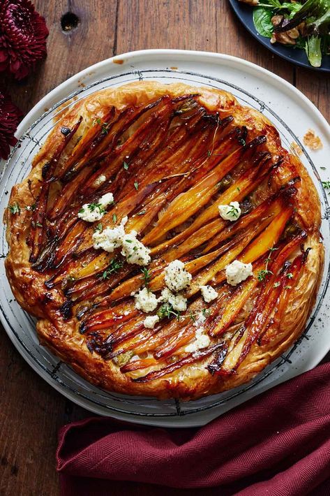 Thanksgiving Tart Savory, Red Onion Tart Tatin, Savory Tart Tatin, Savory Tarte Tatin Recipe, Savoury Tarte Tatin, Holiday Tart Recipes, Tart Tartin Recipe, Puff Pastry Vegetable Tart, Carrot Pizza