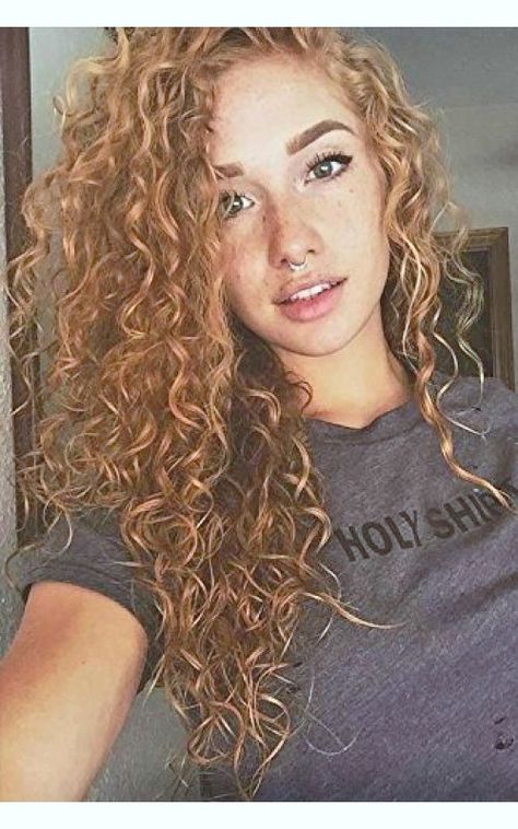 honey blonde neutral copper curly hair Trendy We Fryzurach, Beautiful Haircuts, Hairstyles For, Hair Natural, Long Curly Hair, Curly Girl, 인물 사진, Curly Wigs, Long Curly