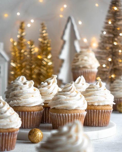 Eggnog Cupcakes, Chocolate Peppermint Cupcakes, Christmas Food Photography, Eggnog Dessert, Eggnog Recipes, Winter Cupcakes, Spiced Eggnog, Cupcake Photography, Christmas Cake Designs