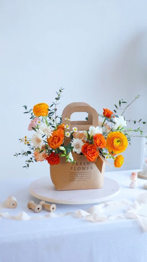 Floral Mechanics, Diy Wrap, Rustic Wedding Favors, How To Wrap Flowers, Single Rose, Paper Basket, Floral Bags, Flower Bag, Flower Boxes