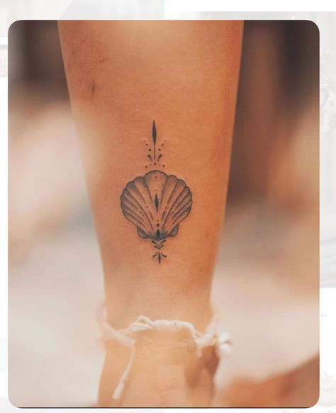 Dainty Seashell Tattoo, Sandollar Tattoo Sand Dollars, Mediterranean Tattoo Ideas, Fine Line Seashell Tattoo, Sea Turtle Tattoo For Women, Small Beachy Tattoos, Summer Henna Tattoo, Shell Tattoo Ideas, Tattoo Ideas Ocean