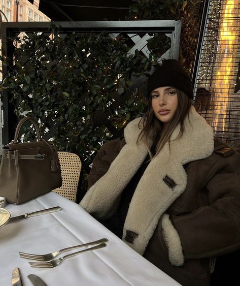 Shearling Jacket Outfit, Tia Lineker, Outfit Minimalista, Eating Outside, Style Mood Board, Winter 22, Autumn Clothes, Cold Weather Outfits, Mode Inspo