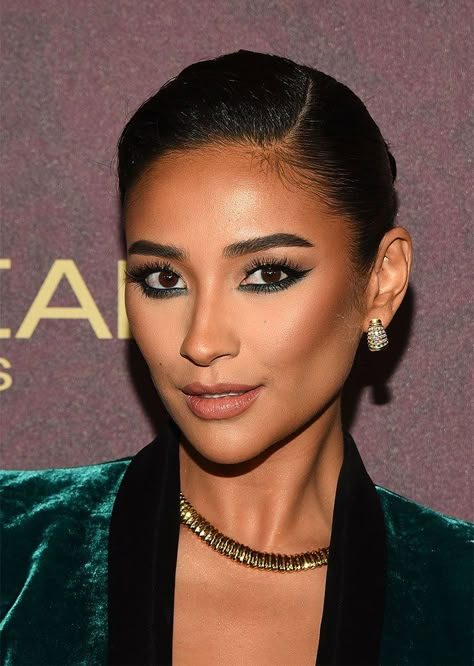 Eyeliner Verde, Shay Mitchell Makeup, Eyeliner Brown Eyes, Teal Eyeliner, Teal Makeup, Cat Eye Eyeliner, Teal Eyes, Green Eyeliner, Black Brown Hair