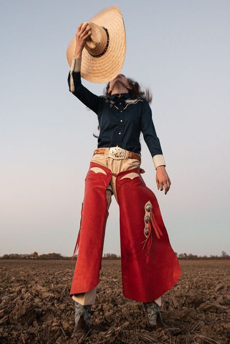 Vintage Cowgirl Pictures, High Fashion Cowboy, Cowboy Christmas Photoshoot, Red Cowboy Outfit, Vogue Cowgirl, Hoedown Outfits, Cowboy Hat Photoshoot, Vintage Cowgirl Outfits, Lesbian Cowboy