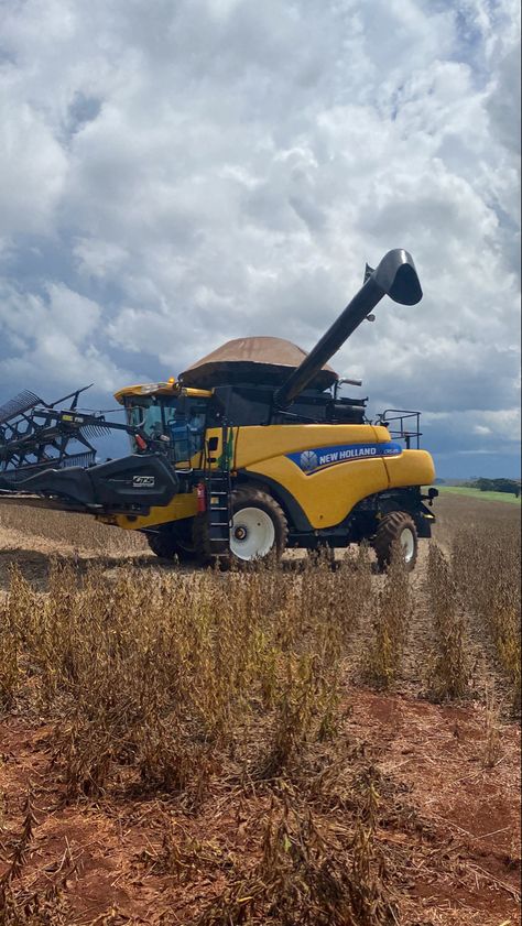 Kevinhodoagroyt Farming Machinery, Texas Farm, Combine Harvester, Farm Stuff, New Holland Tractor, Farm Tractor, New Holland, Country Life, Farm Life