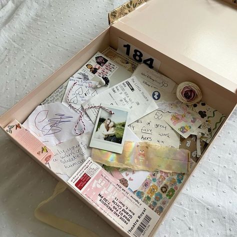 Memory Box Ideas Aesthetic, Freshmen Year Memory Box Ideas, Box Of Memories Aesthetic, Freshman Memory Box Ideas, Sentimental Aesthetic, Memory Box Aesthetic, Diy Memory Box Ideas, Memory Box Ideas Diy, Memory Aesthetic