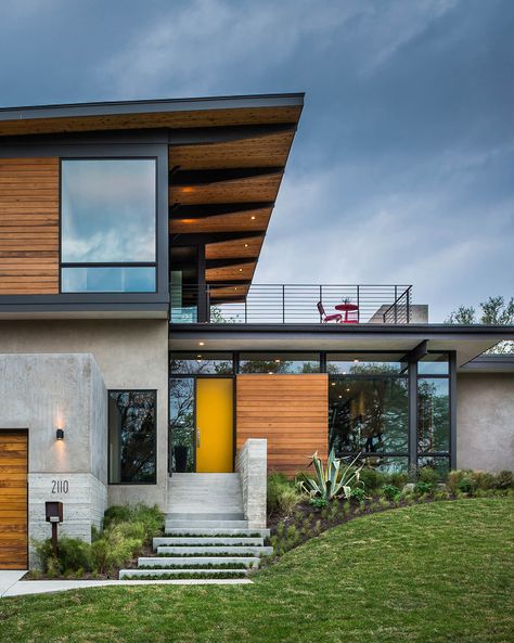 Modern architecture, modern split-level house, shed roof, yellow front door, second story roof deck, wood siding, stucco, board-formed concrete, sunken garage Home Designs Exterior, A Modern House, Contemporary House Design, Mid Century Modern House, Modern Exterior, Mid Century House, Steel Structure, Residential Architecture, House Designs Exterior