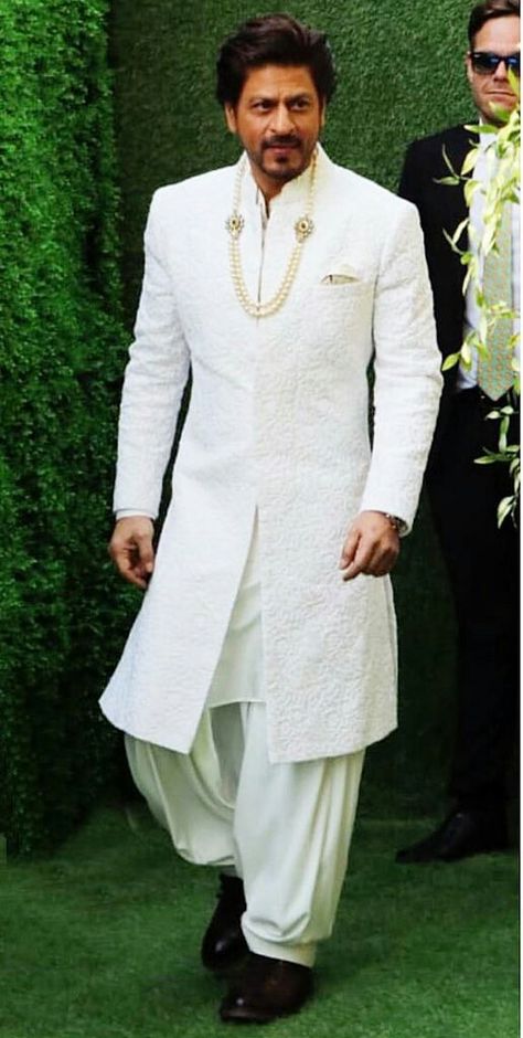 King Khan and Queen Gauri Khan at #AkashAmbaniWedding Srk Sherwani, Western Groomsmen, Unique Mens Wedding Suits, Sherwani Design, White Sherwani, Indian Wedding Clothes For Men, Nike Slippers, Sherwani For Men Wedding, Wedding Kurta For Men