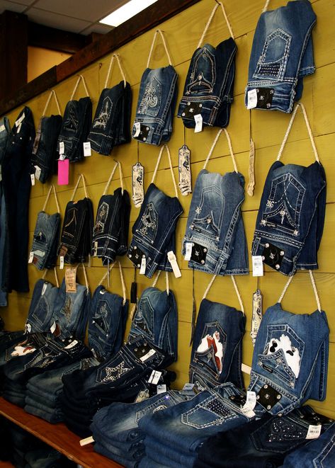 Jeans Display, Denim Display, Clothing Store Displays, Clothing Store Interior, Clothing Store Design, Store Design Boutique, Jeans Store, Boutique Display, Clothing Displays