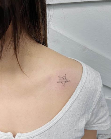 Starfish Story Tattoo, Small Starfish Tattoo Simple, Starfish Tattoo Ideas, Small Marine Tattoos, Fine Line Starfish Tattoo, Simple Starfish Tattoo, Tiny Starfish Tattoo, Small Starfish Tattoo, Sea Star Tattoo