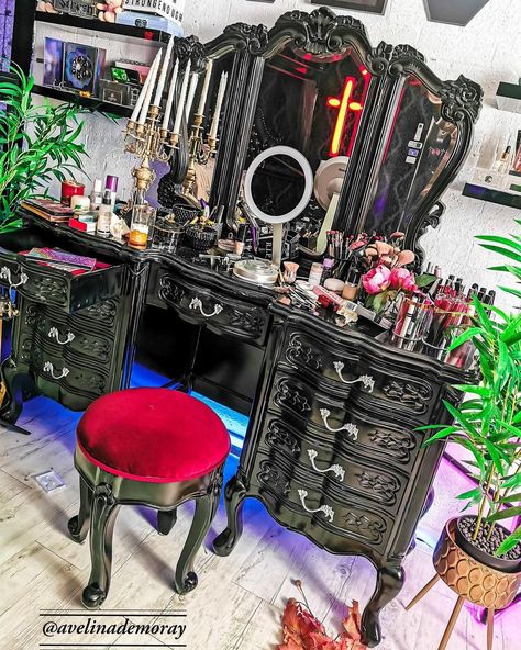 Goth Vanity Ideas, Diy Gothic Vanity, Goth Vanity, Goth Vanity Decor, Spooky Vanity, Dressing Table Inspo, Scene Kid Room, Gothic Vanity, Goth Makeup Vanity