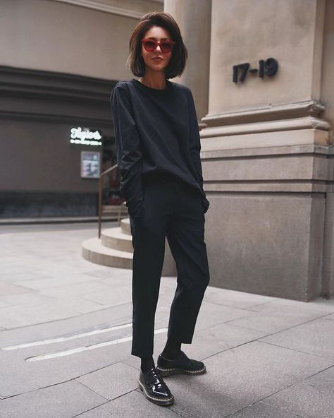 Mode Monochrome, Outfit Nero, Minimalist Moda, Look Retro, Sweater Dresses, Looks Street Style, Skirt Sets, All Black Outfit, Mode Inspo