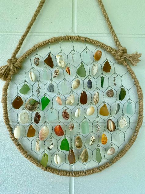 Sea Pebbles Ideas, Outdoor Arts And Crafts, Seaglass Wind Chimes, Beaded Home Decor Diy Projects, Sea Glass Octopus, Tumbled Rocks Crafts, Witchy Craft Ideas, Glass Pebble Crafts, Diy With Shells