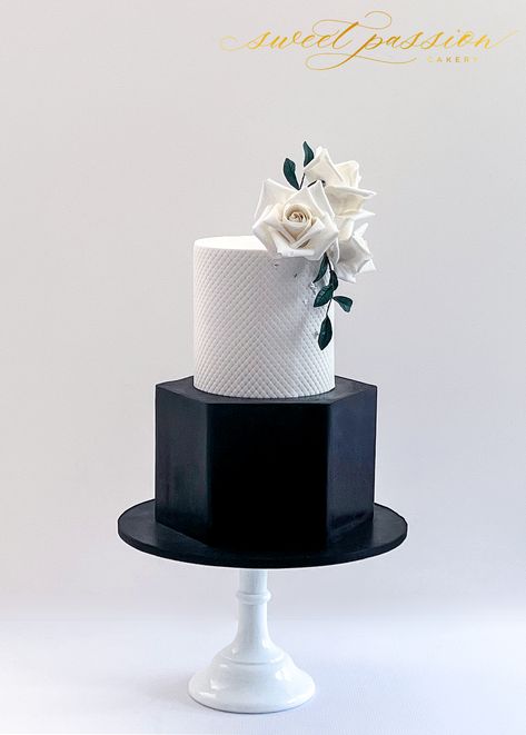 Wedding Cake With Black Flowers, Modern Wedding Cake Black And White, Texture Wedding Cake, Black And White Marble Wedding Cake, White Cake Black Flowers, White Wedding Cake Black Flowers, Texture Wedding, Monochrome Weddings, Wedding Spain