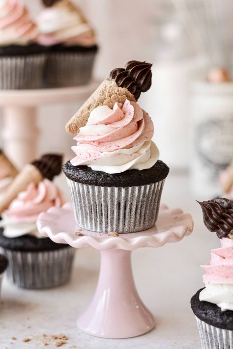 The cutest Neapolitan cupcakes, with moist chocolate cupcakes, strawberry and vanilla swirl buttercream, and mini chocolate ice cream cone toppers. High Tea Cupcakes, Neapolitan Cupcakes, Boston Cream Pie Cupcakes, Cupcakes Strawberry, Chocolate Ice Cream Cone, Cupcake Photography, Mini Ice Cream Cones, Chocolate Cupcakes Moist, Neapolitan Ice Cream