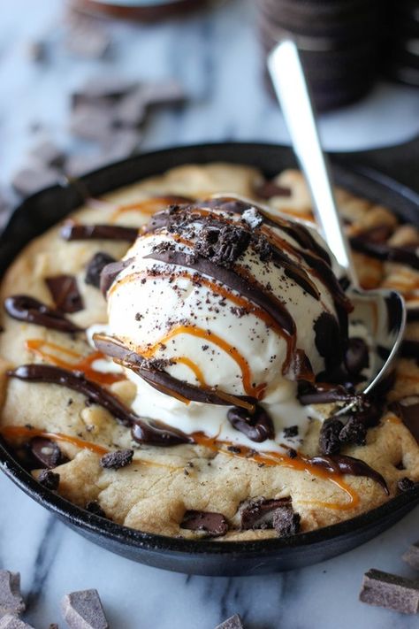 BJs Pizookie copycat -- with a brown butter chocolate chip cookie! Chocolate Chip Cookie Skillet, Cookie Skillet, Brown Butter Chocolate Chip, Brown Butter Chocolate Chip Cookies, Think Food, Yummy Desserts, Yummy Sweets, Cast Iron Skillet, Iron Skillet