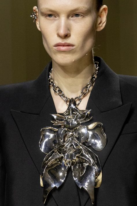 Alexander McQueen Fall 2023 Ready-to-Wear Fashion Show | Vogue Alexander Mcqueen 90s, Gaudy Jewelry, Runway Jewelry, 90s Jewelry, Fall 2023 Ready To Wear, 2023 Ready To Wear Collection, Silver Flower Necklace, 2023 Ready To Wear, Couture Details