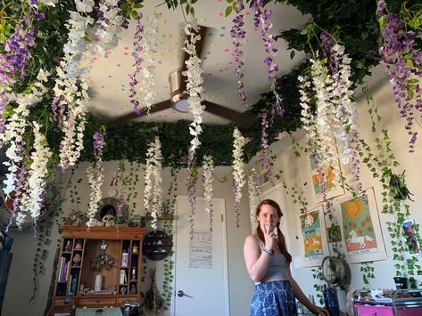 Diy Plant Canopy Bed, Hanging Flowers Bedroom Aesthetic, Flower Vine Ceiling Bedroom, Flower Vines On Ceiling Bedroom, Low Budget Cottage Ideas, Pink Fairy Aesthetic Room, Hanging Wisteria Decor Bedroom, Flower Room Design, Ivy Room Decor Ceiling