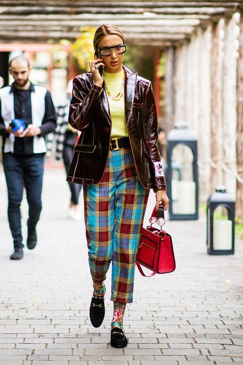 This Mad Street Style Trend Has Finally Hit the Fashion Mainstream Red Blazer Street Style, Creative Style Personality, Creative Looks Outfit, Creative Winter Outfits, Trend 2025 Fashion, Eccentric Outfits Street Style, Print Tights Outfit, Funky Style Outfits, Printed Tights Outfit