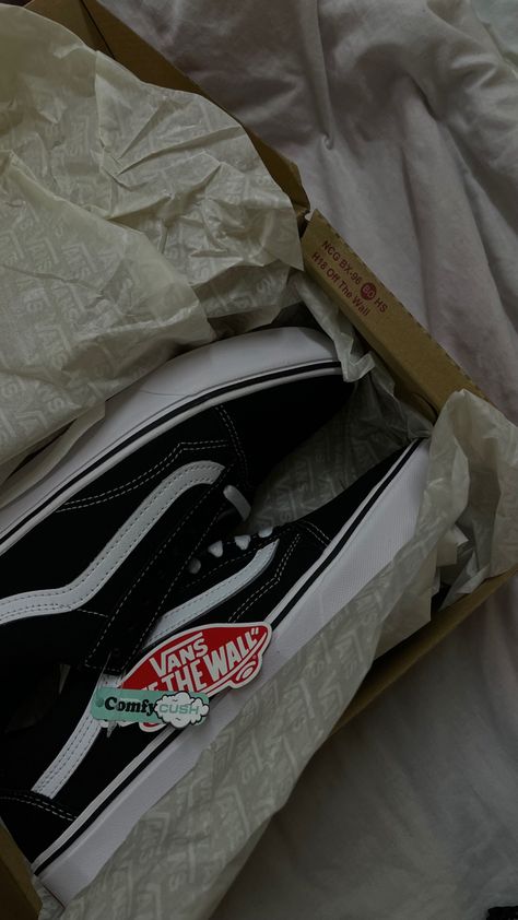 Vans Aesthetic, Shoes Shopping, Black Vans, My Chemical, Trendy Shoes, Vans Old Skool, Vans Shoes, Shoe Box, Aesthetic Fashion