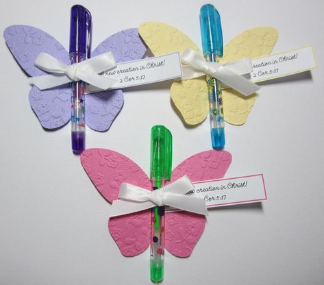 Lembrancinha de caneta com asa de borboleta Butterfly Favors, Convention Gifts, Table Favors, Church Crafts, Butterfly Party, 12 December, Beach Wedding Favors, Butterfly Crafts, Butterfly Birthday