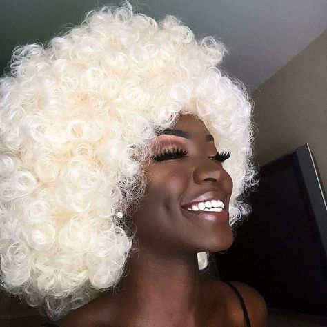 White Hair Dark Skin, White Curly Hair, White Afro, Natural White Hair, Lace Dress Black Short, Blonde Afro, Dyed Curly Hair, Cute Box Braids Hairstyles, Dyed Natural Hair