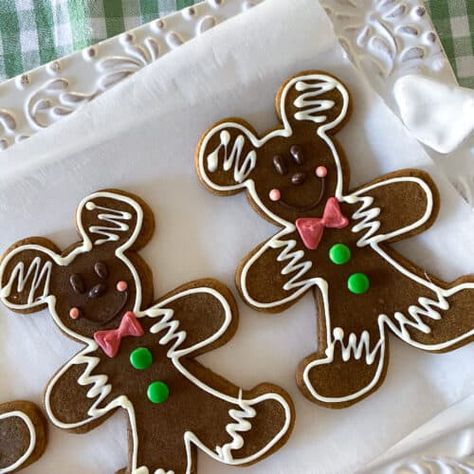 Mickey Mouse Gingerbread Man Cookies - Picky Palate Christmas Royal Icing Cookies, Mickey Mouse Gingerbread, Disneyland Recipes, Mickey Gingerbread, Gingerbread Man Cookie Recipe, Gingerbread Man Recipe, Disneyland Parks, Picky Palate, Disney Recipes