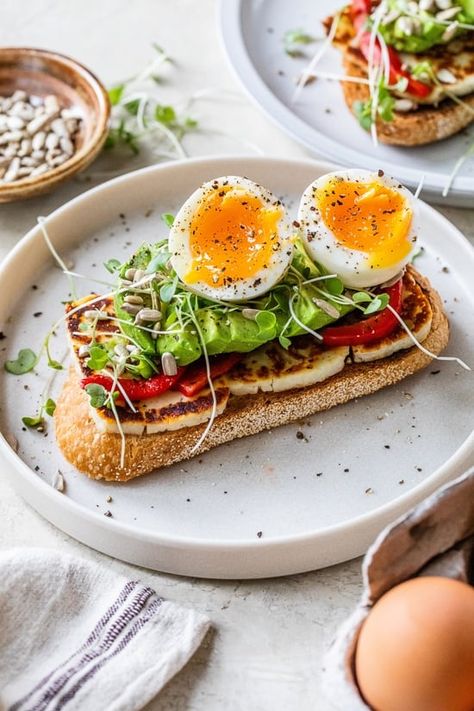 Avocado Toast with Halloumi and Soft-Boiled Egg Skinnytaste Breakfast, Avocado Toast Egg, Avocado Toast Recipe, Breakfast And Brunch, Toast Toppings, Skinny Taste Recipes, Roasted Peppers, Toast Recipes, How To Cook Eggs