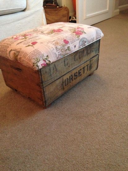 upcycle foot stool from crate, repurposing upcycling, reupholster Diy Footstool, Crate Ottoman, Dark Bedroom Furniture, Diy Stool, Vintage Crate, Diy D, Patio Chair Cushions, Foot Stool, Wooden Stools