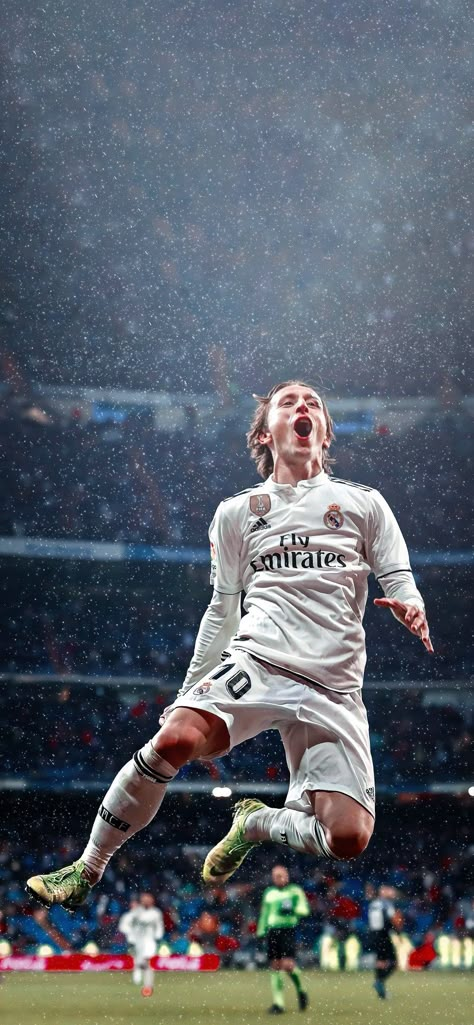 Modric Wallpapers, Modric Real Madrid, Soccer Backgrounds, Real Madrid Team, Fly Emirates, Real Madrid Wallpapers, Real Madrid Football, Madrid Wallpaper, Soccer Memes