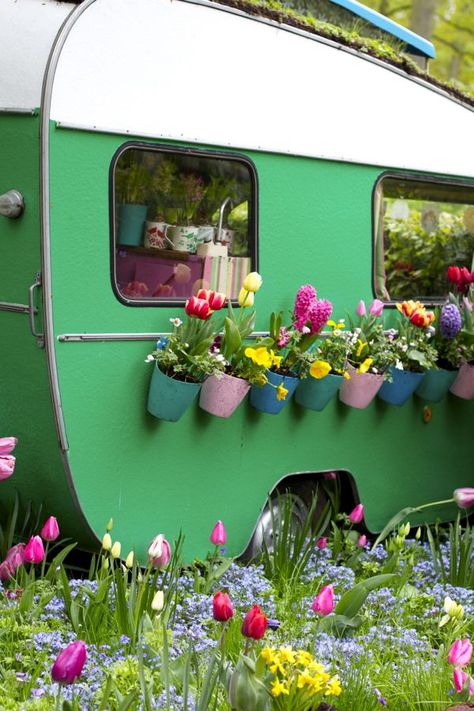 You don't need a green thumb to have a fabulous garden. Check out these unique garden ideas from art, to colorful mulch to potting tables and more. Green Caravan, Camper Vintage, Camping Vintage, Retro Caravan, Vintage Caravan, Vintage Caravans, Retro Campers, Vintage Travel Trailers, Camping Glamping