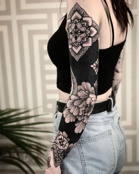 Manga completa de flores y mandalas - Tatuajes para Mujeres. Encuentra esta muchas ideas mas de Tattoos. Miles de imágenes y fotos día a día. Seguinos en Facebook.com/TatuajesParaMujeres! Black Sleeve Tattoo, Mangas Tattoo, Mujeres Tattoo, Solid Black Tattoo, Female Tattoos, Muster Tattoos, Ornamental Tattoo, Inspiration Tattoos, Best Sleeve Tattoos