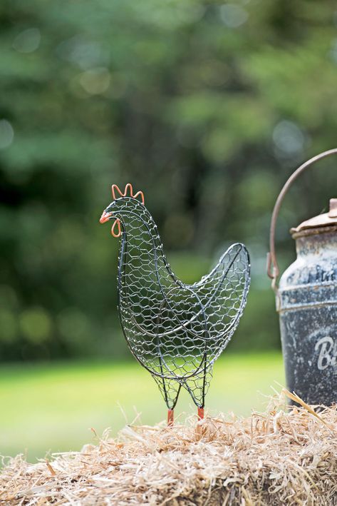 Wire Yard Art, Chicken Wire Sculpture, Wire Animals, Chicken Wire Art, Chicken Wire Crafts, Barb Wire, Wire Art Sculpture, Magic Garden, Metal Yard Art